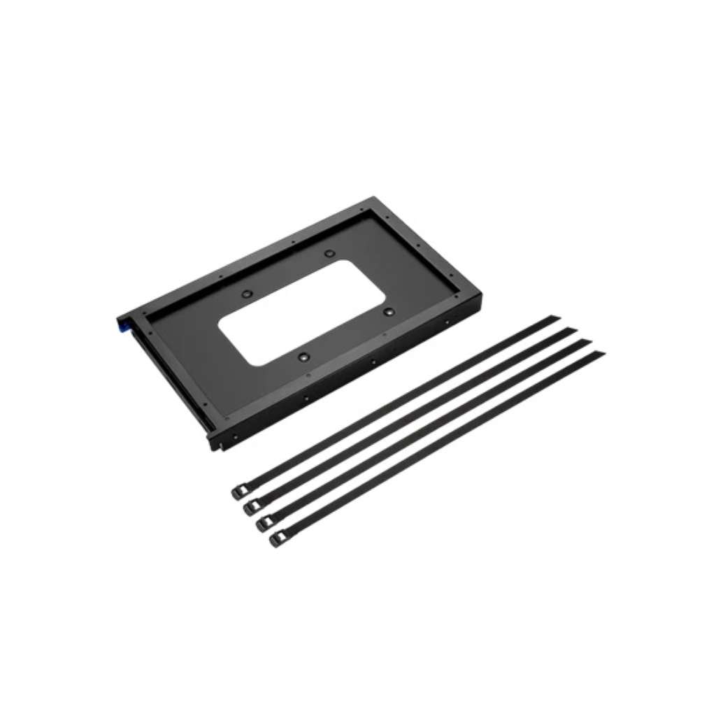 Eine schwarze Metallhalterung mit einem rechteckigen Ausschnitt in der Mitte, zusammen mit vier schwarzen Kabelbindern. Die Halterung verfügt über mehrere Befestigungslöcher, was auf eine Verwendung zur Befestigung der EcoFlow Glacier Classic gedacht ist.