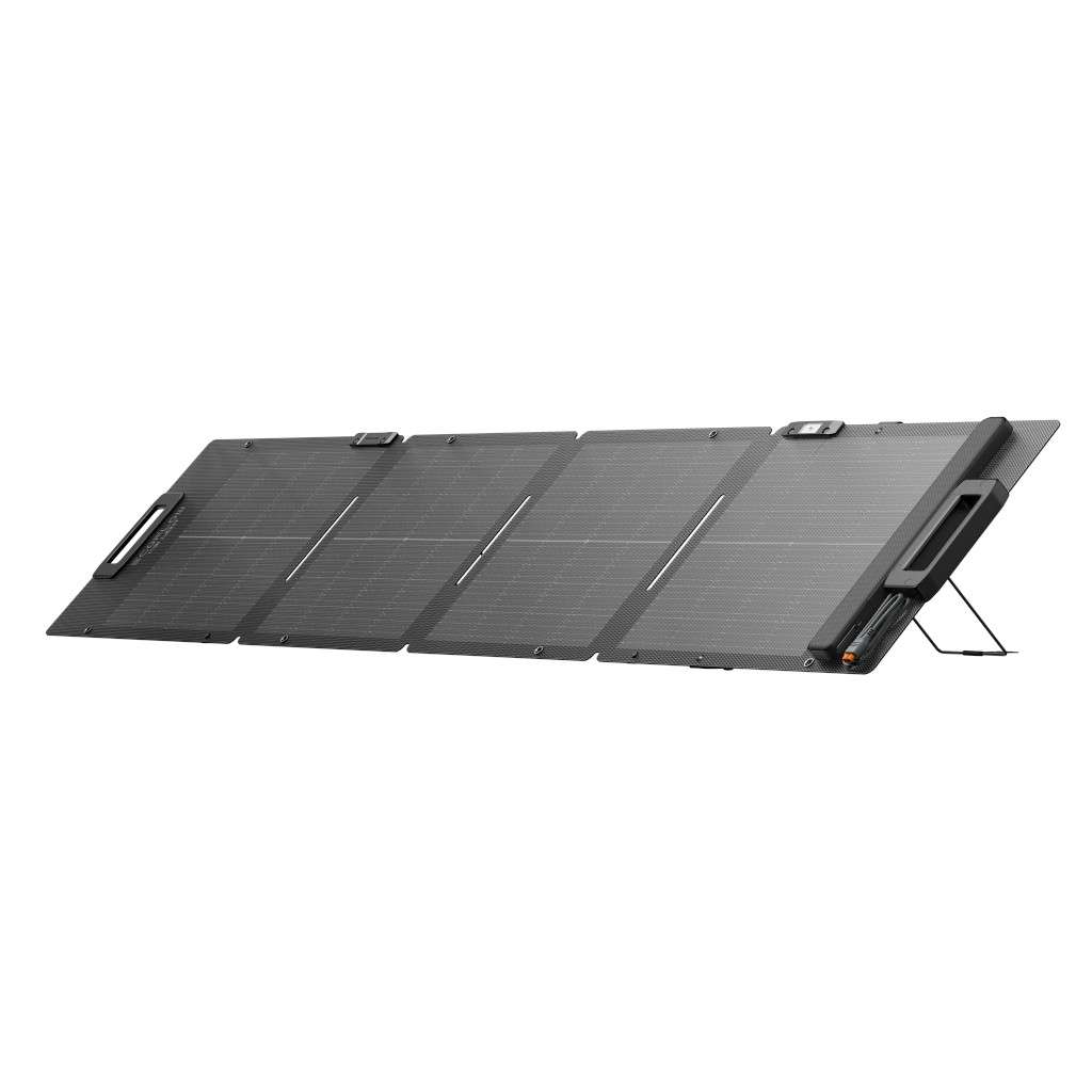 Ein tragbares Solarpanel mit einem eleganten schwarzen Design und einer Textur, die an Solarzellen erinnert. Es verfügt über einen Griff für den einfachen Transport und einen integrierten Ständer für Stabilität beim Aufstellen. Das Panel ist für das Laden von Geräten konzipiert, wobei der Schwerpunkt auf der Nutzung erneuerbarer Energien liegt.