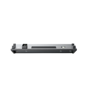 Ein Detailbild eines schwarzen, rechteckigen elektronischen Geräts aus Metall. Es ist von vorne fotografiert und auf einem weißen Hintergrund isoliert. Das Gerät hat eine flache, glatte Oberfläche mit einigen sichtbaren Anschlüssen und Tasten auf der Vorderseite. Es hat eine rechteckige Form mit abgerundeten Ecken und scheint auf beiden Seiten kleine Stützen zu haben. Das Licht fällt von vorne auf das Gerät und erzeugt einige Glanzlichter auf der Metalloberfläche. Die Gesamtästhetik ist minimalistisch und sauber, was auf ein modernes Design hindeutet.